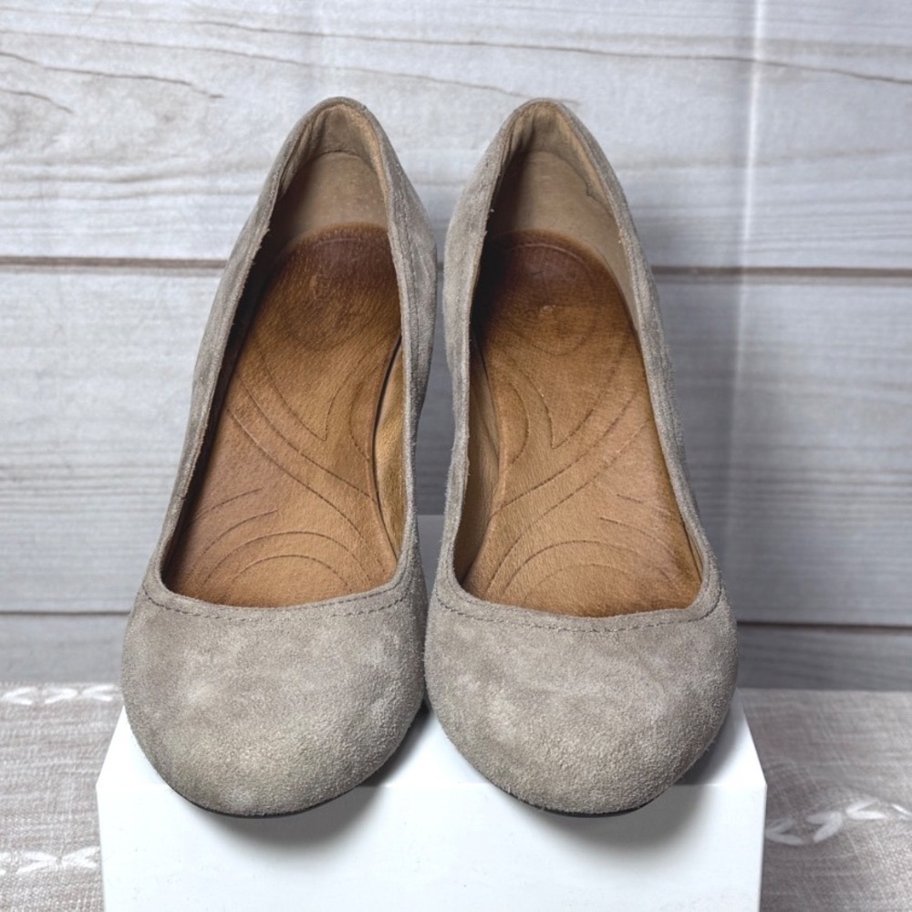 Clarks Artisan Taupe Grey Suede Wedge Pumps Round Toe Shoes Womens 8.5 M